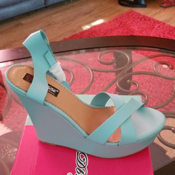 Shoe - Picture 2 of 4